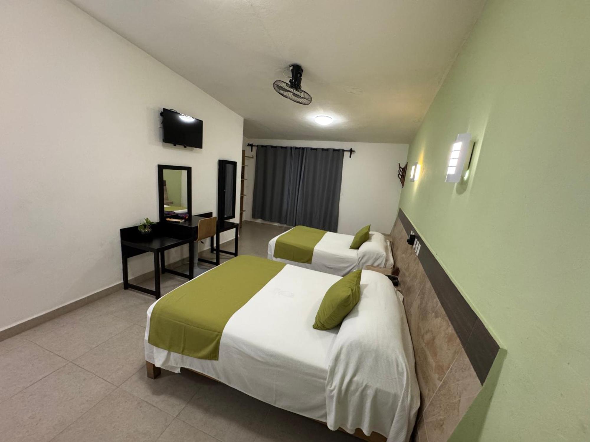 Hotel D Marco Exxpres ปาเลงเก ภายนอก รูปภาพ