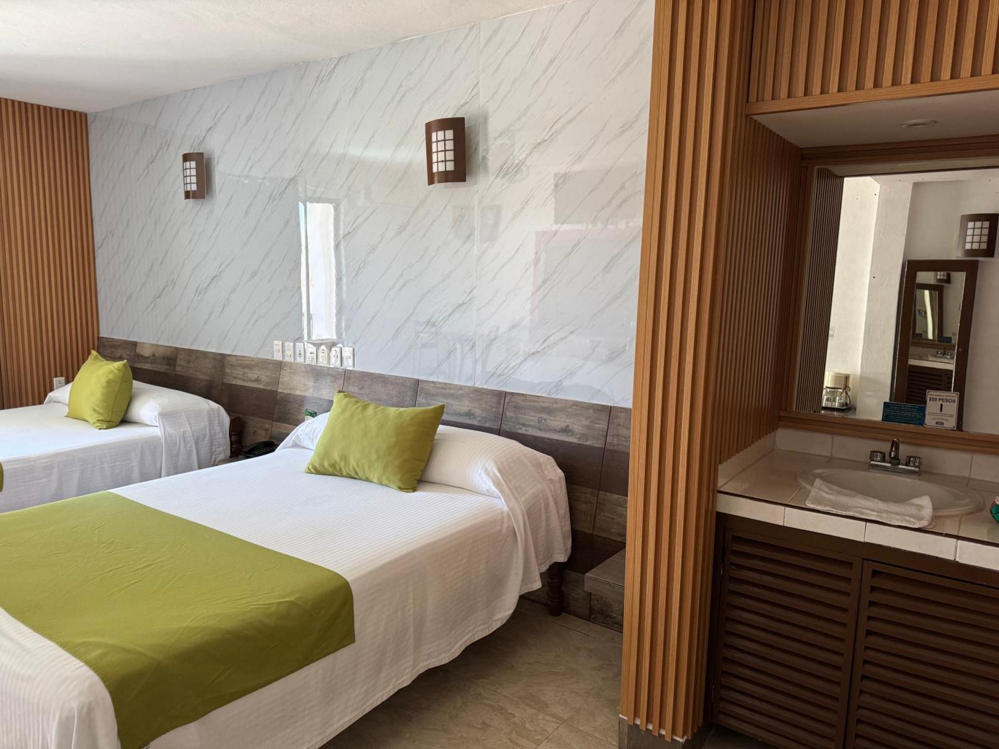 Hotel D Marco Exxpres ปาเลงเก ภายนอก รูปภาพ
